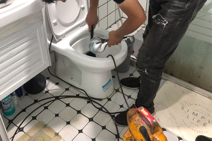 峰峰矿马桶堵塞自己疏通还是找师傅?专业上门服务让你省时更省心
